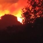 Ελλάδα:-Μαίνεται-ανεξέλεγκτη-φωτιά-–-Καίει-παρθένο-δάσος-και-πλησιάζει-την-πόλη